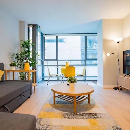 Bright & Modern Apartment *