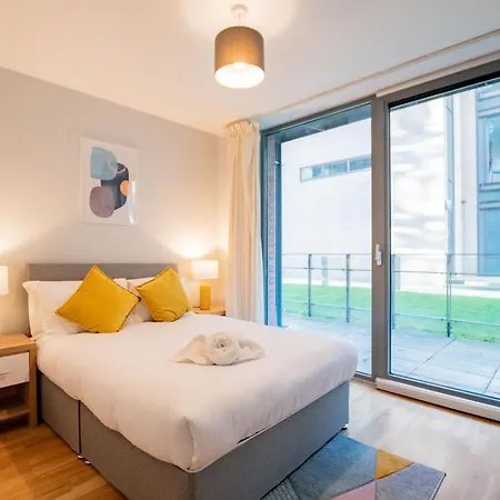 Bright & Modern Apartment