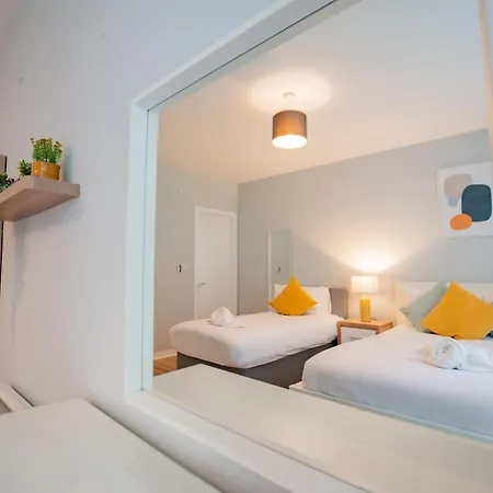 Bright & Modern Apartment