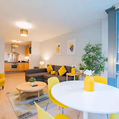 Bright & Modern Apartment *