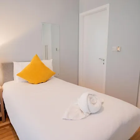 Bright & Modern Apartment