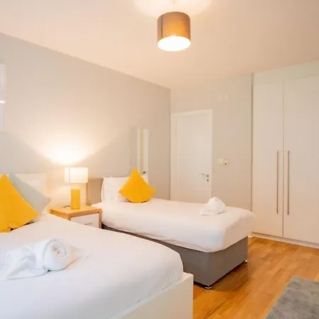 Bright & Modern Apartment *
