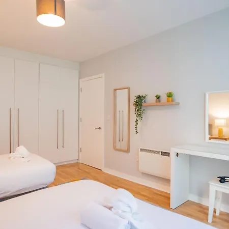 Bright & Modern Apartment